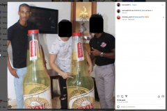 Marco Amorós Moreno junto a  publicidad de la Cerveza Sol