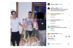 Sandro Castro (nieto de Fidel Castro)  junto a  publicidad de la Cerveza Sol